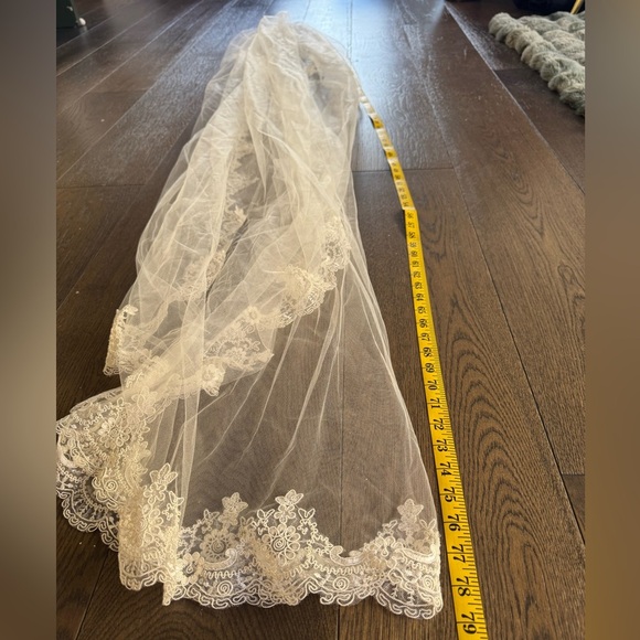 Lace Edge Bridal Veil - Picture 5 of 5